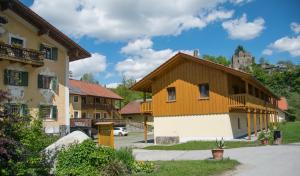 une maison avec un toit en bois dans un village dans l'établissement Hofbauerngut Sprödhuber, à Passau