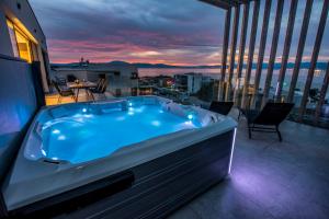 Bazén v ubytování Luxury Penthouse Malinska-Rova nebo v jeho okolí