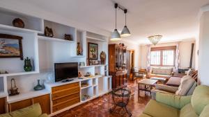 Telewizja i/lub zestaw kina domowego w obiekcie Casa Medina de Güevéjar by Ruralidays
