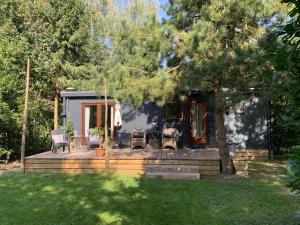 RotsterhauleChalet Het Gewei的庭院中带甲板的小屋