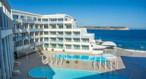 メーリッハにあるRiviera Spa Resort - Adults Onlyの海のそばのスイミングプール付きのホテル