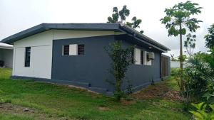 a blue and white house with a yard at Villa 3 chambres Malibe in Libreville