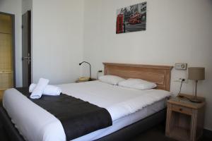 Ένα ή περισσότερα κρεβάτια σε δωμάτιο στο Brit Hotel Aux Sacres Reims, Centre Historique +14 φωτογραφίες