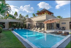 Bazén v ubytování Beautiful 5BR Villa With Temperature Control Pool nebo v jeho okolí