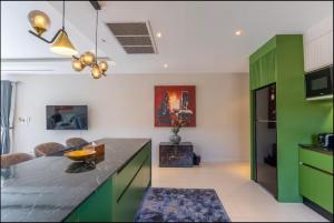 TV a/nebo společenská místnost v ubytování Beautiful 5BR Villa With Temperature Control Pool