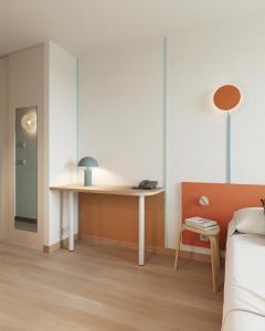 Camera con scrivania, letto e tavolo di Aparthotel Adagio Access Toulouse Jolimont a Tolosa