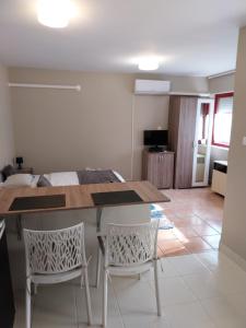 a kitchen and living room with a table and chairs at Repi-Tár apartman in Szolnok