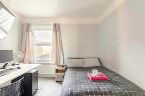 Postel nebo postele na pokoji v ubytování Private Room in Uxbridge near Heathrow