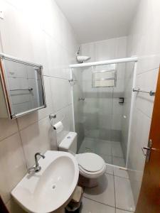 Koupelna v ubytování Casa em condomínio, com piscina, parquinho infantil, internet 500mb, ideal para família, garagem para 2 carros, com 2 quartos sendo 1 suíte, com Smart TV, 400m da PRAIA