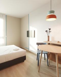 una camera con letto e tavolo da pranzo di Aparthotel Adagio Access Toulouse Jolimont a Tolosa