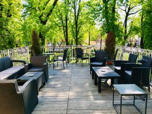 a patio with tables and chairs in a park at Kwatery w centrum Stary Rynek 4 a in Łowicz