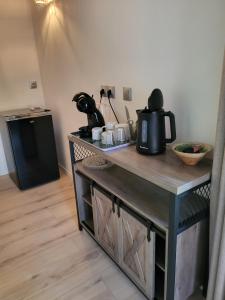 Kuchyň nebo kuchyňský kout v ubytování 1 Chambre piscine commune et 1 Gite piscine privée La Sauvasse