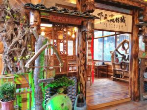 En restaurant eller et andet spisested på Longji Friendship Tree Hotel-Antique collection