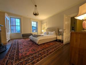 ein großes Schlafzimmer mit einem Bett und einem Teppich in der Unterkunft Beacon Hill: The Aldrich House in Boston