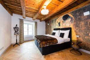 Postel nebo postele na pokoji v ubytování Old Royal Post Boutique Hotel & Premium Suites