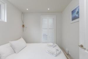 Ένα ή περισσότερα κρεβάτια σε δωμάτιο στο Spacious 2 Bedroom Apartment With Beautiful Garde