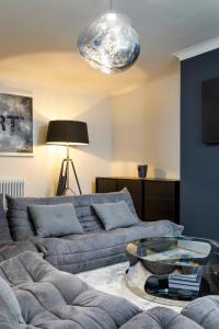 Χώρος καθιστικού στο Spacious 2 Bedroom Apartment With Beautiful Garde