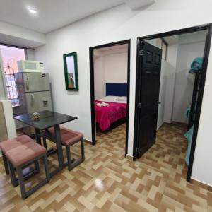 a room with a table and a room with a bed at Rolling rosado in Funza