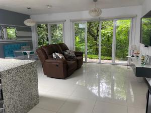 a living room with a couch and a table at Brisa de rio Apartamento in La Chimba