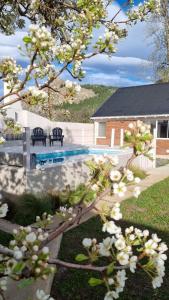 una casa con piscina in giardino di Hol Gok Patagonia a Esquel