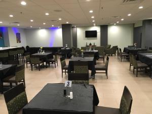 ห้องอาหารหรือที่รับประทานอาหารของ Ramada Plaza by Wyndham Charlotte South End Airport