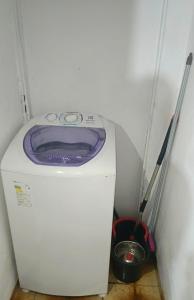 a washing machine with a purple top in a corner at Casa na Região Central in Cuiabá +7 photos