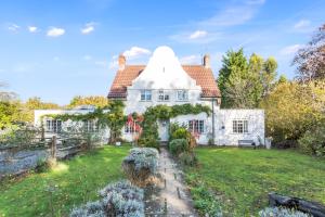 a white house with a garden in front of it at Pretty Country Home Dog Friendly On Request in Henfield