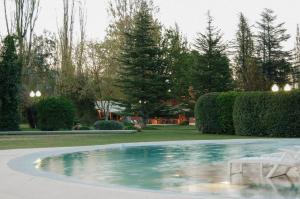 A piscina localizada em Robles de Besares ou nos arredores