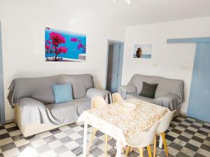 een woonkamer met een bank en een tafel bij Apartamento Fortes in San José