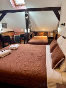 Postel nebo postele na pokoji v ubytování Pirocanac Rest&Rooms top 25