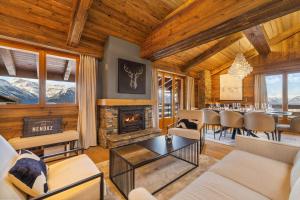 un soggiorno pieno di mobili e un camino di Grand-Place 16 - 7 pers - attique magnifique a Nendaz