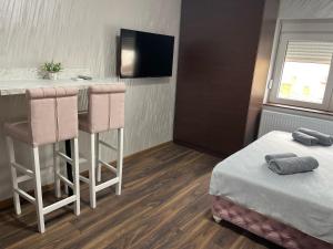 TV a/nebo společenská místnost v ubytování Pink Apartmani