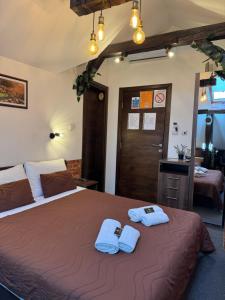 Postel nebo postele na pokoji v ubytování Pirocanac Rest&Rooms top 25