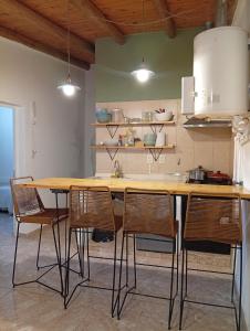 une cuisine avec une table et des chaises en bois dans l'établissement Departamento Parque Norte, à San Rafael