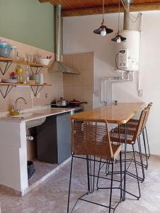 une cuisine avec une table et des chaises en bois dans l'établissement Departamento Parque Norte, à San Rafael