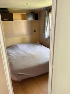Katil atau katil-katil dalam bilik di Mobil home +8 gambar