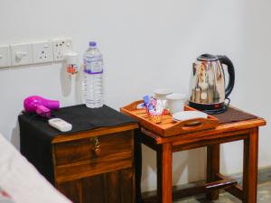 Příslušenství pro přípravu čaje a kávy v ubytování Sigiri Serenity Homestay