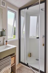 Camping Beau Rivage في Navarrenx: حمام مزود بدش ومغسلة