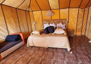 Postel nebo postele na pokoji v ubytování Merzouga Desert Palace Camp