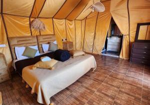 Postel nebo postele na pokoji v ubytování Merzouga Desert Palace Camp