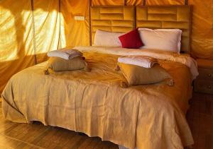 Postel nebo postele na pokoji v ubytování Merzouga Desert Palace Camp