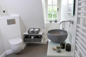 a bathroom with a bowl sink and a toilet at Bahnhofstraße 22B in Keitum +12 photos