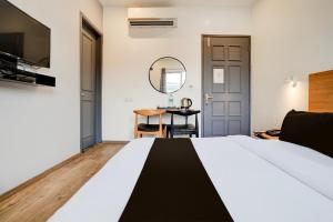 Postel nebo postele na pokoji v ubytování Super Hotel O Britania Chowk