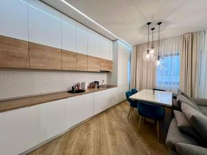 Køkken eller tekøkken på 4City North Apartament 2 rooms + 6 billeder