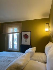 Ένα ή περισσότερα κρεβάτια σε δωμάτιο στο Cosy and Chic Apartment +4 φωτογραφίες
