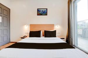 Postel nebo postele na pokoji v ubytování Super Hotel O Britania Chowk