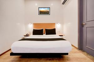Postel nebo postele na pokoji v ubytování Super Hotel O Britania Chowk