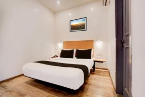 Postel nebo postele na pokoji v ubytování Super Hotel O Britania Chowk
