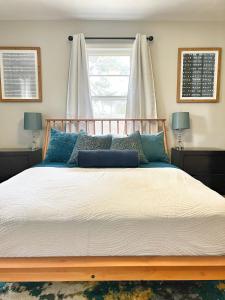 Un dormitorio con una cama grande con dos ventanas. en Family-friendly Decatur Oasis, en Decatur