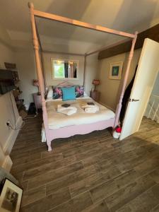 una camera con letto a baldacchino di Prior Hall Farm Cottage - 3 bedroom luxury cottage in center of Malham a Malham